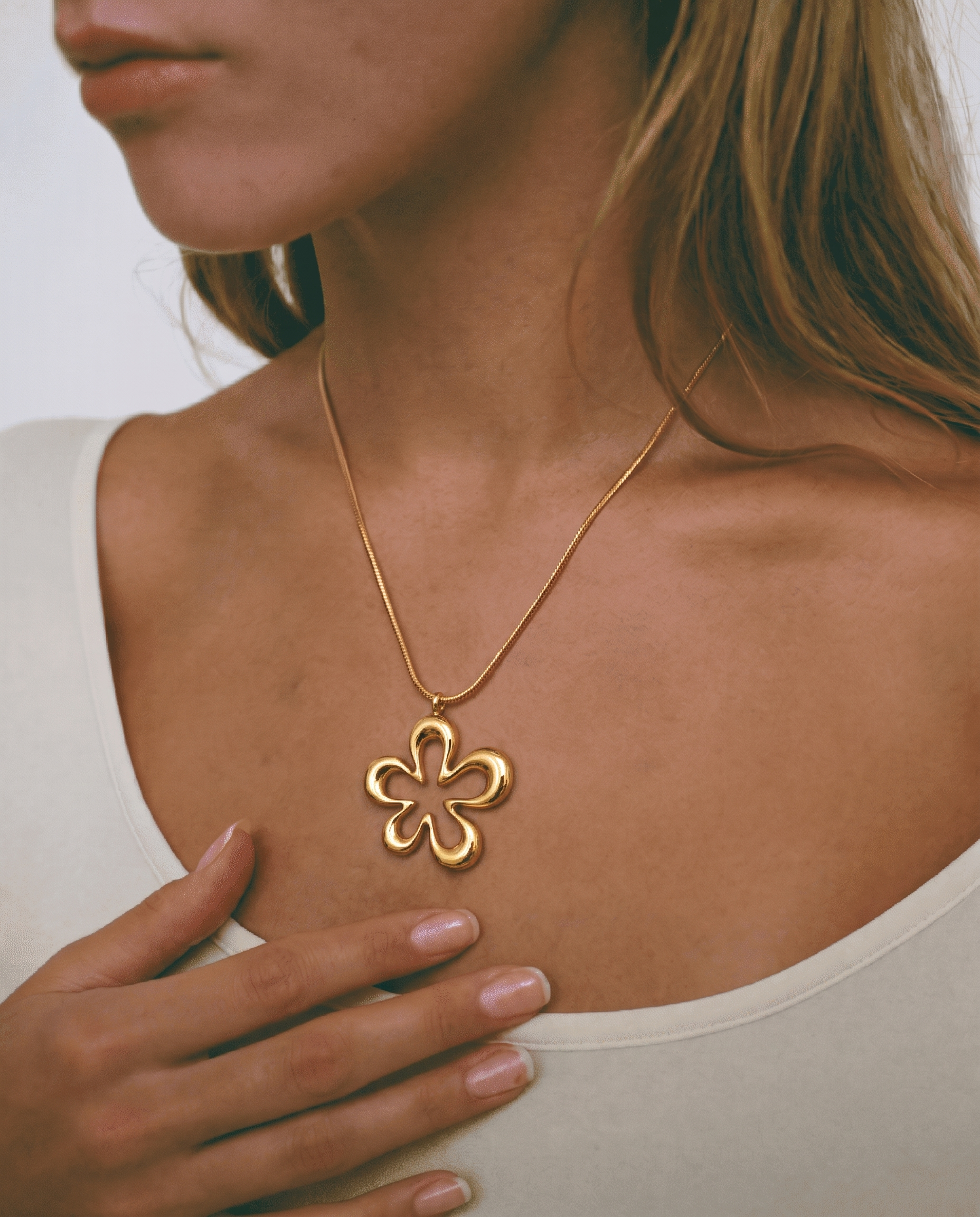 Ivy - Flower pendant necklace - Stainless steel